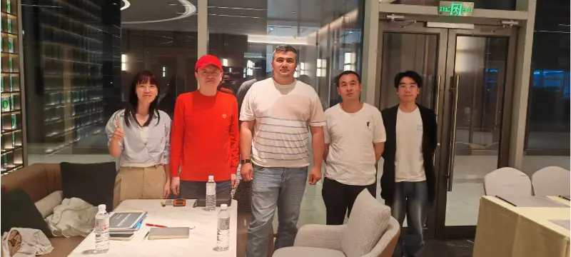 Liesa는 중앙아시아 고객과 비즈니스에 대해 논의합니다. Liesa는 중앙아시아 고객과 비즈니스에 대해 논의합니다.